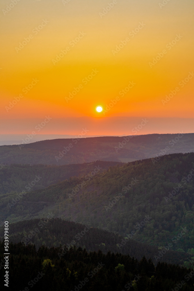 Fantastischer Sonnenunter auf den Höhen des Thüringer Waldes bei Floh-Seligenthal - Thüringen - Deutschland Fantastischer Sonnenunter auf den Höhen des Thüringer Waldes bei Floh-Seligenthal - Thüringen - Deutschland