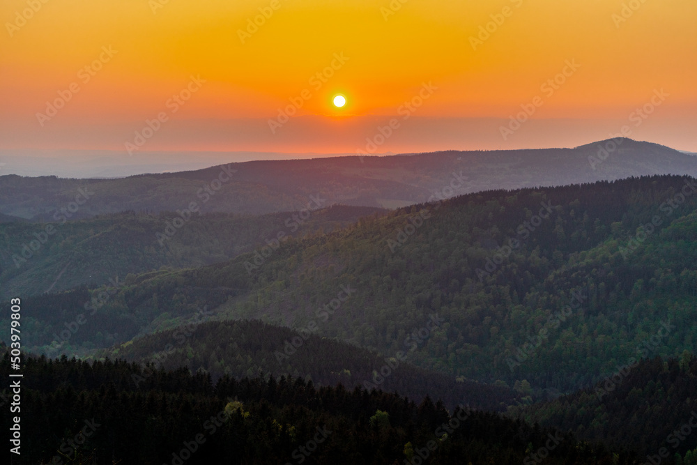 Fantastischer Sonnenunter auf den Höhen des Thüringer Waldes bei Floh-Seligenthal - Thüringen - Deutschland 
