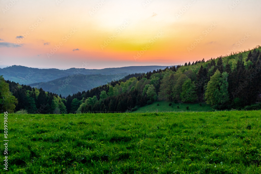 Fototapeta premium Fantastischer Sonnenunter auf den Höhen des Thüringer Waldes bei Floh-Seligenthal - Thüringen - Deutschland 