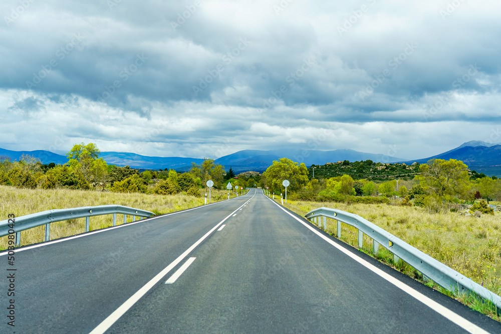 Obraz premium Straight mountain road that leads to the summits, Guadarrama Madrid.