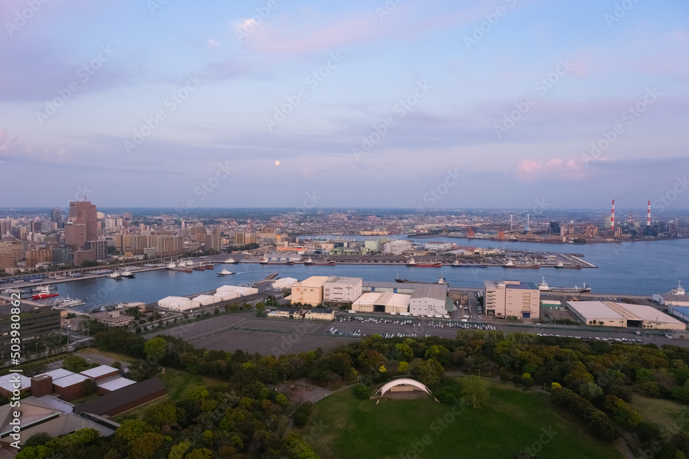 Naklejka premium 千葉市 千葉ポートタワーから見る夕方の工業地帯と千葉市の街並み