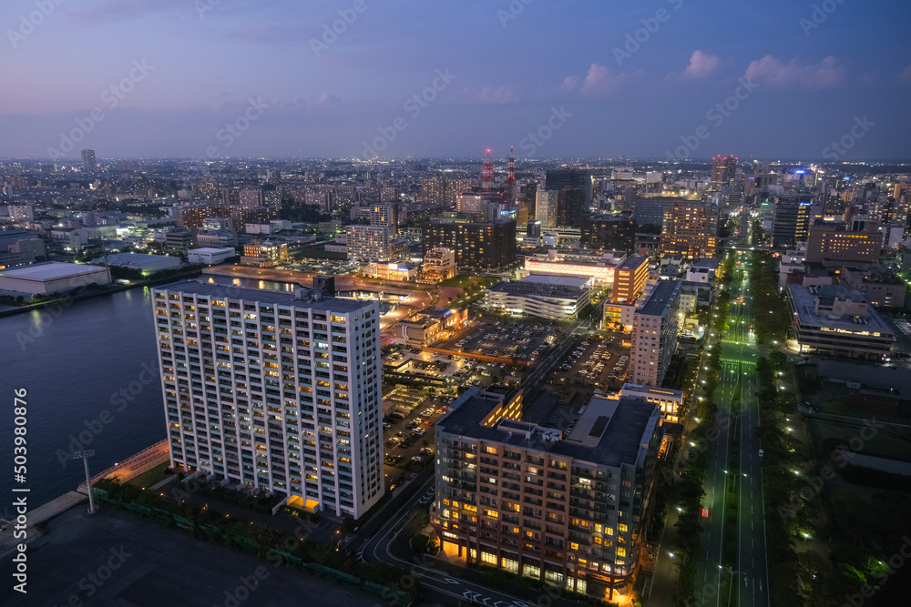 Naklejka premium 千葉市 千葉ポートタワーから見る夜の千葉の街並み