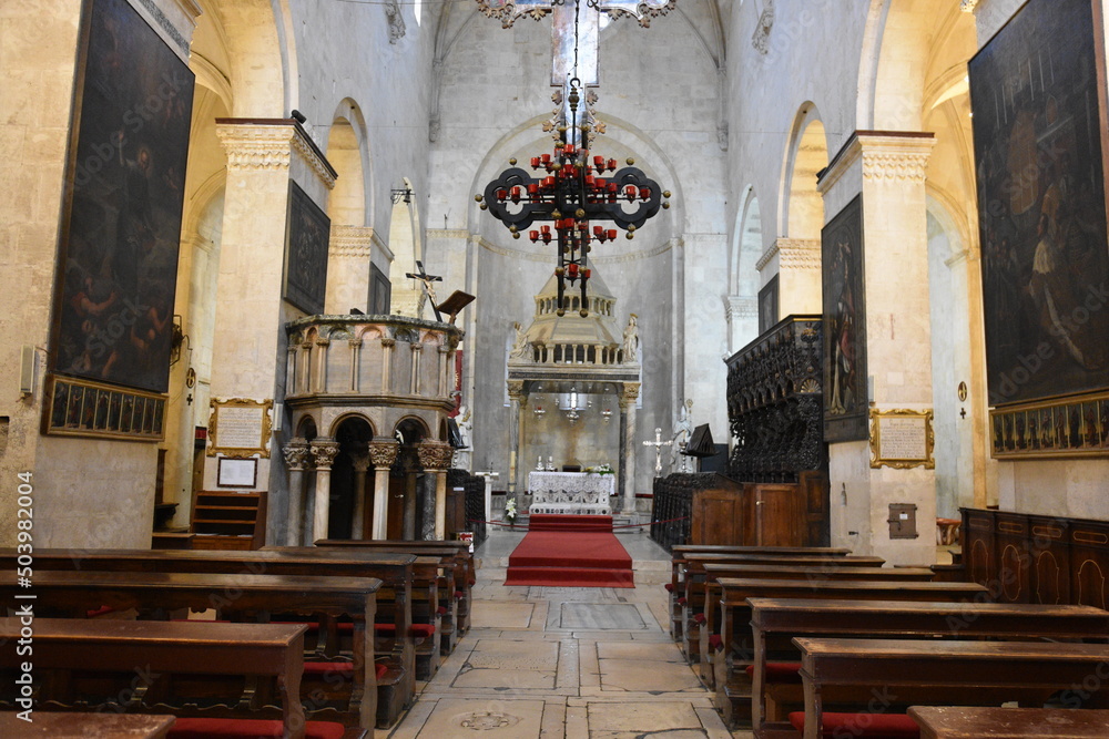 Obraz premium Croatia, Trogir, old city, heritage, St. Lawrence's Cathedral, a Romanesque-Gothic structure from the beginning of the 13th century, with a bell tower, accessible to tourists.