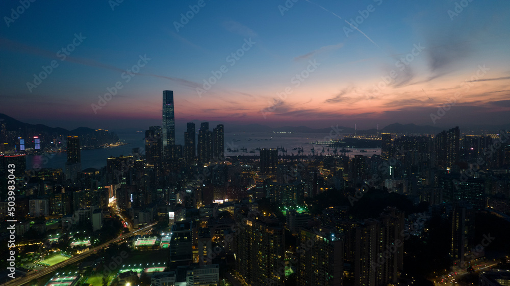 Obraz premium cityscape of Kowloon in Hong Kong, with the after glow of sky on the horizon of land