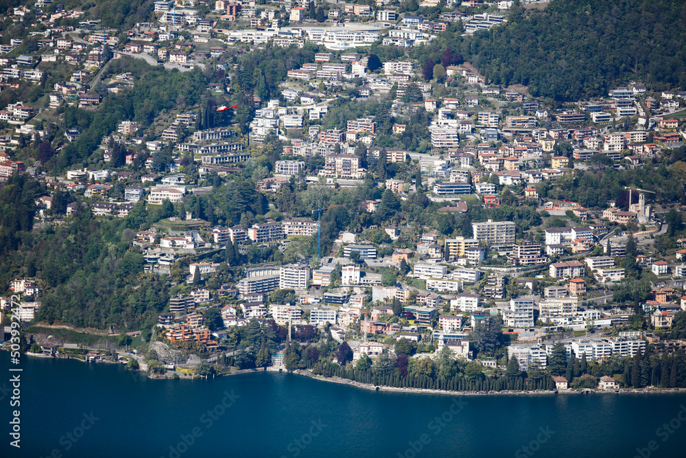 Vue aérienne des maisons sur le Monte Brè