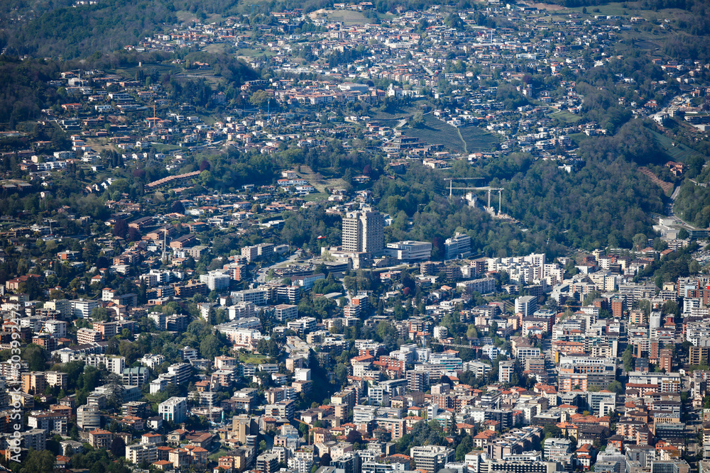 Vue aérienne du village de Lugano et de son hôpital - obrazy, fototapety, plakaty 