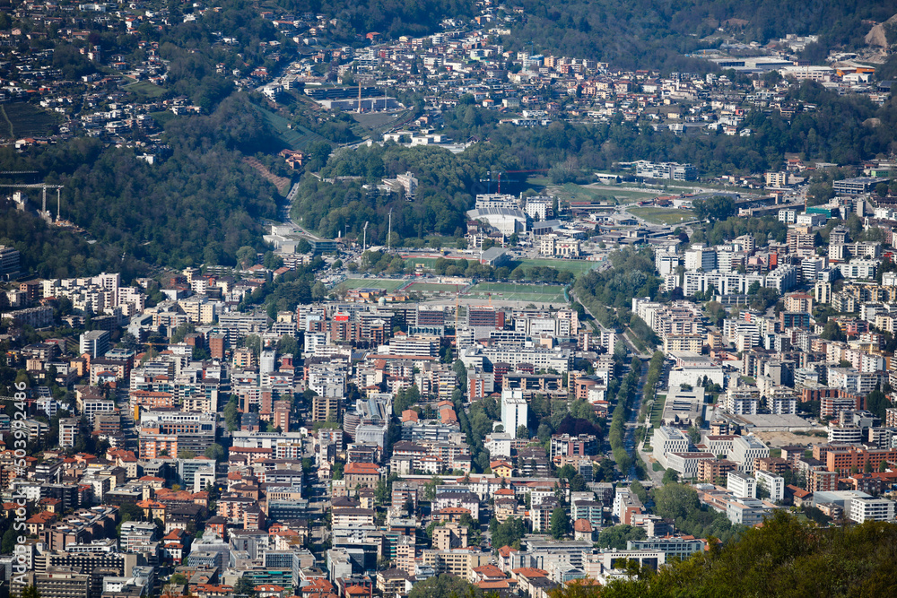 Vue aérienne de Lugano avec le stade du Cornaredo