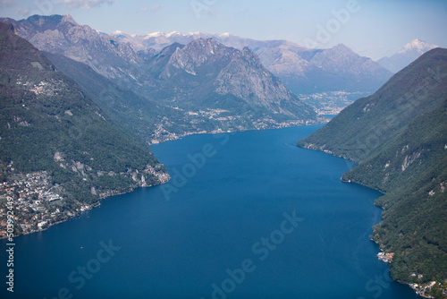 Vue a  rienne nord du lac de Lugano