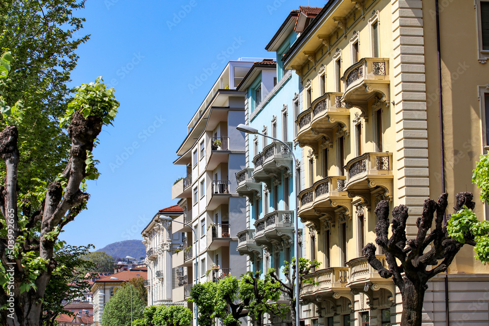 Maisons en couleurs de type florentin