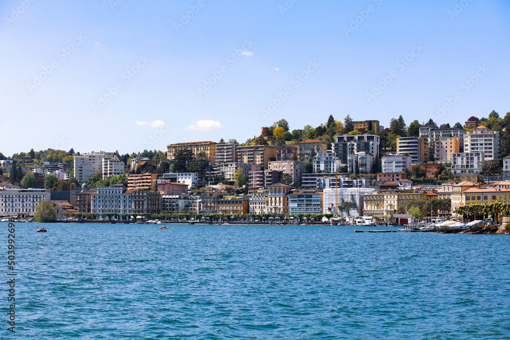 Maisons de la rive de Lugano en Suisse