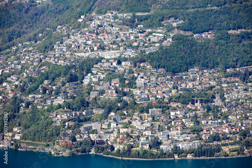Vue aérienne des maisons du Monte Brè à Lugano © Marc