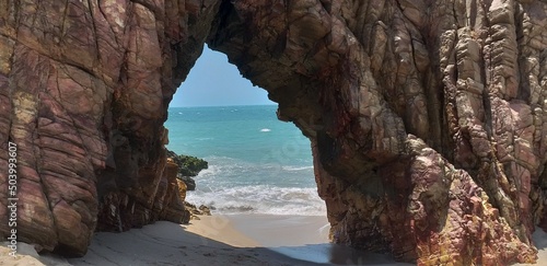 Wallpaper Mural Um dos cartões postais da Vila de  Jericoacoara no estado do Ceara, é uma pedra alta  com uma fenda no meio chamada Pedra Furada. Torontodigital.ca