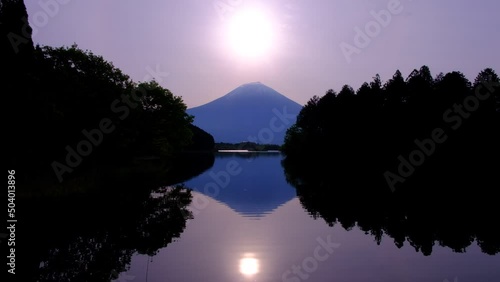 20220511田貫湖展望デッキからの日の出の太陽と富士山
