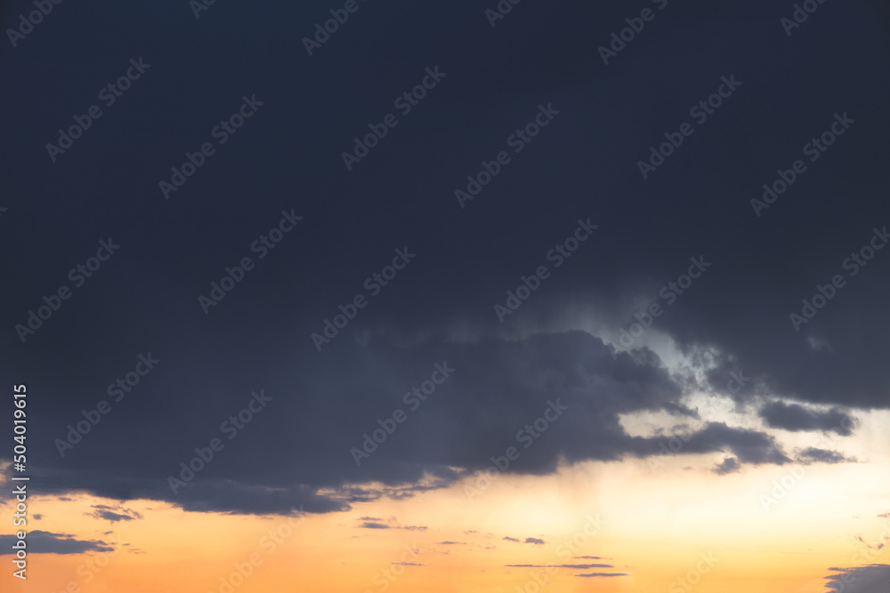 Obraz premium Dark clouds in the evening, a suitable thunderstorm, a dark beautiful sky in black tones