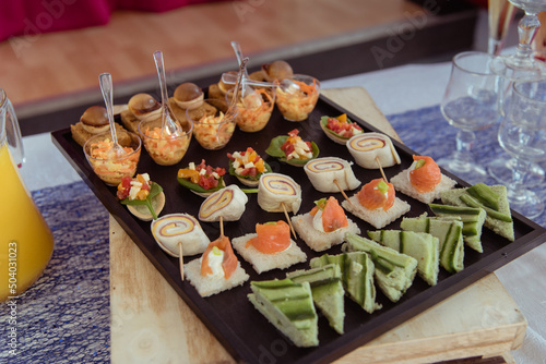 Slika na platnu Petits fours sur un plateau lors d'un apéritif - canapé et mise en bouche