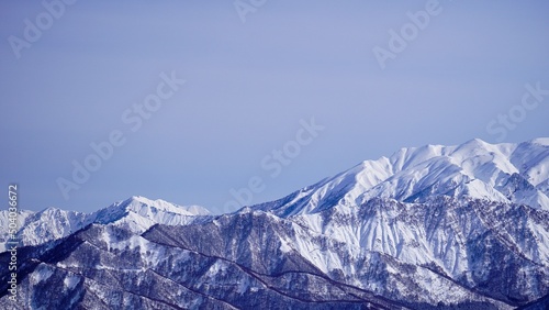 新潟県湯沢町から見た雪が積もった山々