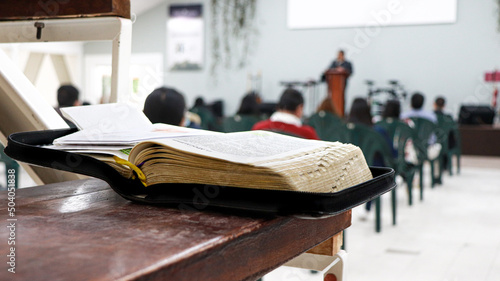 Biblia con una iglesia de fondo photo