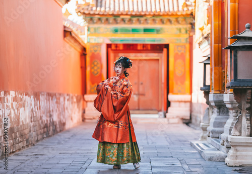 Women in classical Chinese costumes in the Forbidden City © 大 李
