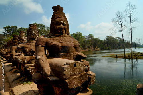 Billede på lærred Sculptures gods, spirits, demons on a bridge in South gate of Angkor Thom