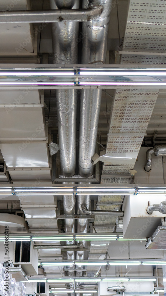 Installation of air conditioning ducts and water ducts on the roof of