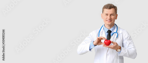 Male cardiologist holding r...
