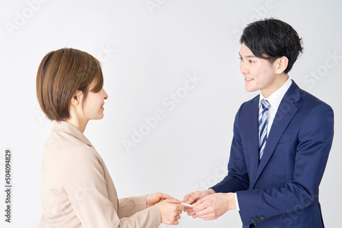 ビジネスウーマンとビジネスマン　名刺を渡す　白背景 photo