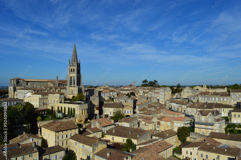 La Cité médiévale de Saint Emilion et ses toitures aux tuiles romane