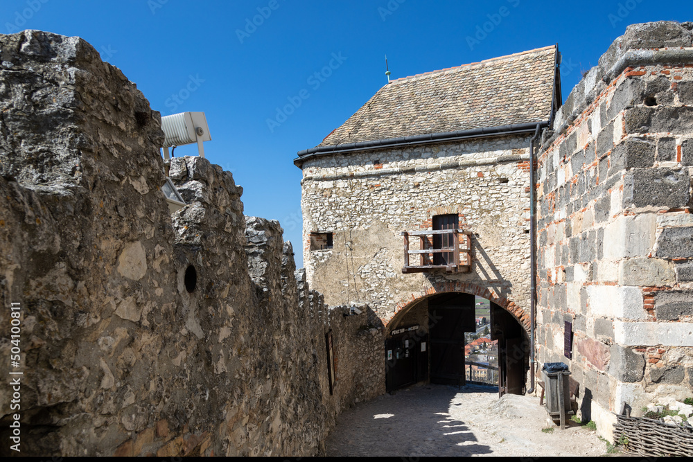 Eingangstor von Burg Sümeg am Balaton
