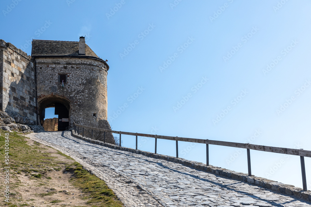 Die Burg Sümeg am Balaton thront hoch über der Stadt