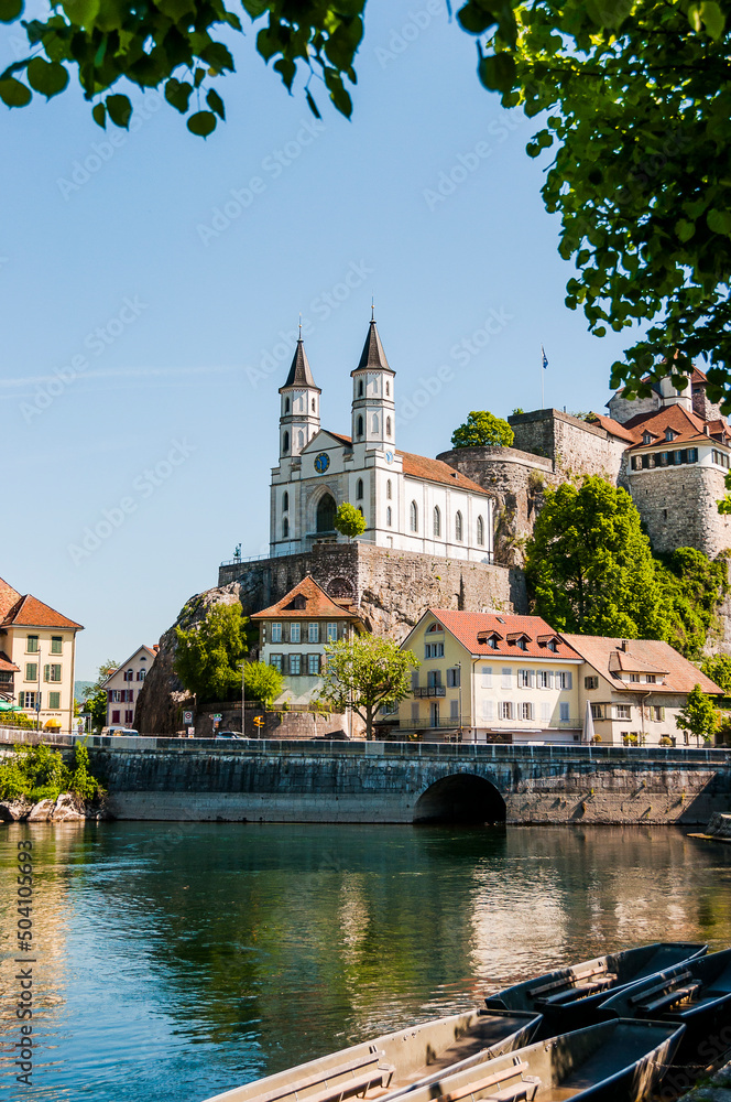 Fototapeta premium Aarburg, Kirche, Festung, Aare, Fluss, Altstadt, Altstadthäuser, Flussufer, Uferweg, Boote, Wassersport, Aargau, Zofingen, Frühling, Sommer, Schweiz