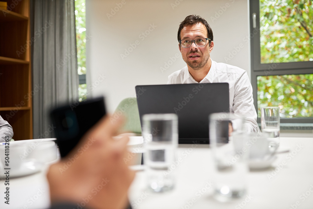 Software Entwickler oder Programmierer am Computer Software Entwickler oder Programmierer am Computer