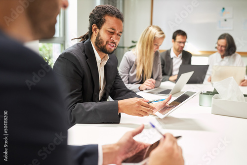 Business Team in einer Diskussion in einem Meeting