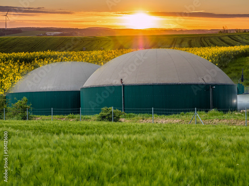 Biogasanlage bei Sonnenuntergang