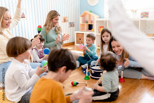 Foto Parents taking part in the activities for preschool children