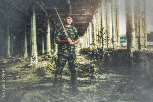 Foto Airsoft sgrungeier in the grunge industry building.