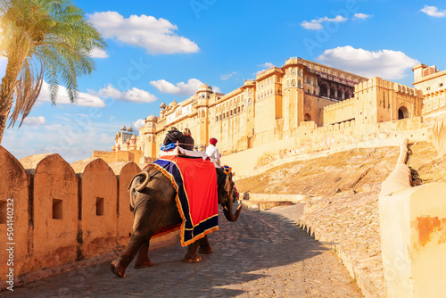 Obraz na płótnie Riding an elephant in Amber Fort, Jaipur, India w salonie