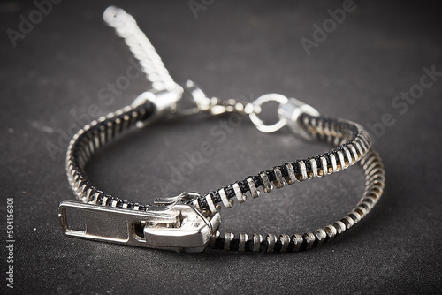 Silver, platinum gold Modern woman, bracelet, fashion style, zipper, zip fashion, new edge, 