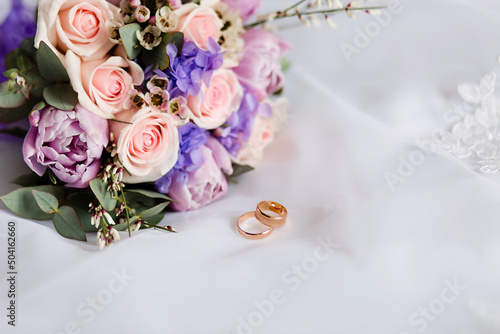 Foto Wedding flowers, bridal bouquet and rings close-up