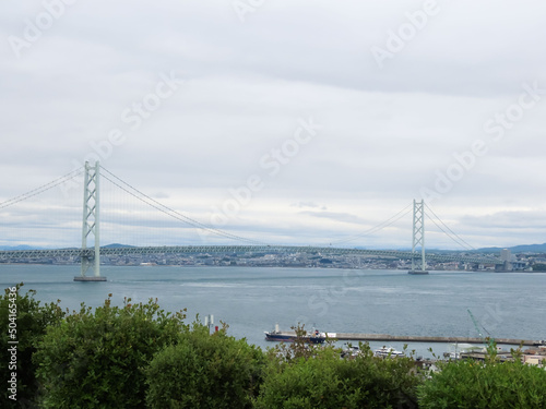 瀬戸内海に架かる明石海峡大橋を淡路サービスエリアから眺める