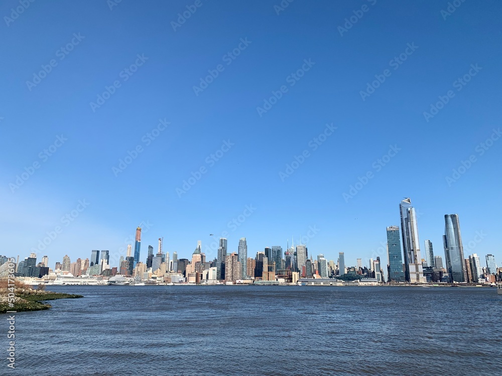 Fototapeta premium the city skyline across the sea