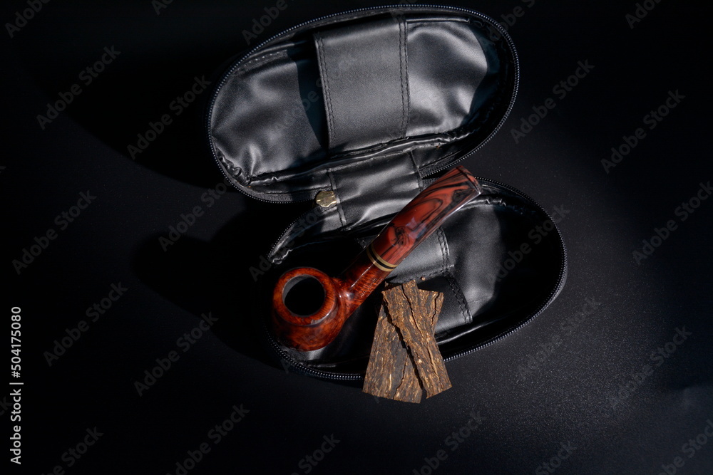 Obraz na płótnie classic bent pipe in a leather pouch w salonie