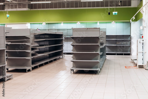 Empty shelves in store, supermarket, shopping mall © Анастасия Бурлакова