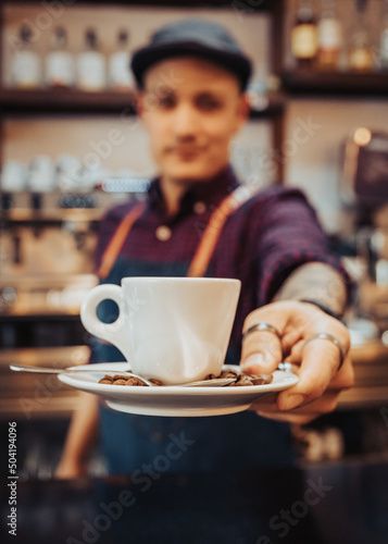 Barista haciendo café, en la cafetería Café di Rosa