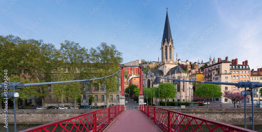 Obraz premium Famous view of red footbridge in Lyon