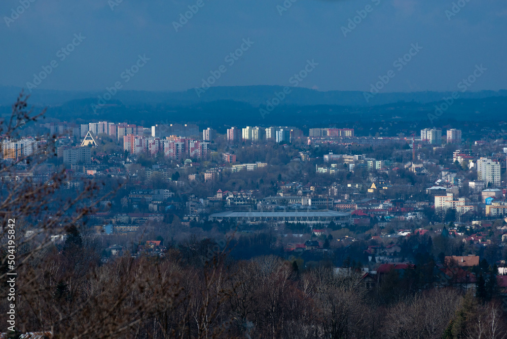 Bielsko-Biała, widok z Kóz Małych, stadion, osiedla kościoły, domy, góry. Architektura.