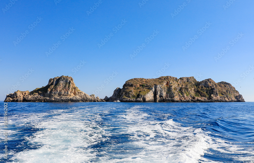 Estela de barco en el mar, junto a las islas Malgrats, islotes que constituyen una reserva marina de Mallorca (Islas Baleares, España).