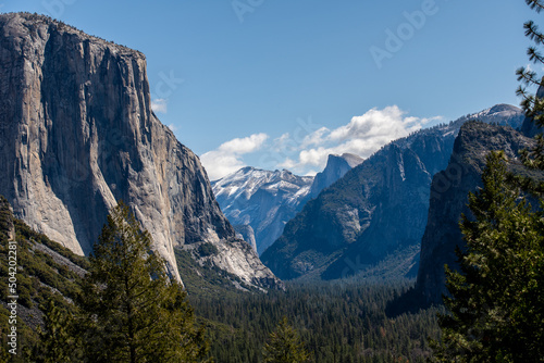 Tunnel View im Yosemite National Park mit Blick auf Yosemite Valley und Half Dome © Julia