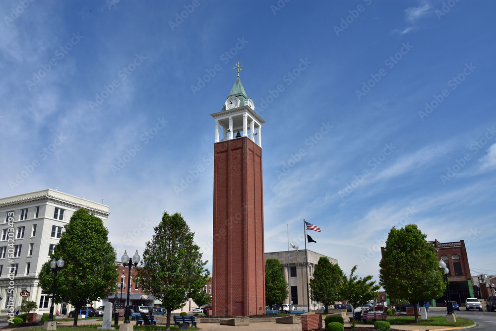 Obraz premium red brick tower in a small town square