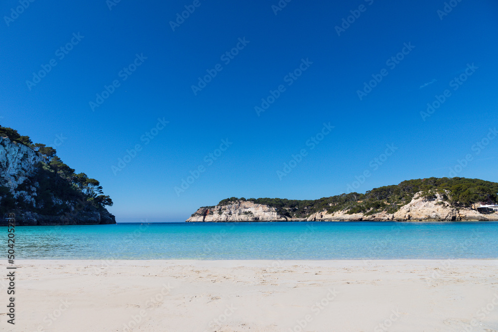 Aguas turquesas y arena blanca de la playa de Cala Galdana, en Menorca (Islas Baleares, España) Aguas turquesas y arena blanca de la playa de Cala Galdana, en Menorca (Islas Baleares, España)