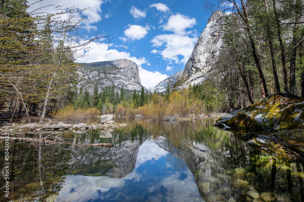 Spiegelung im Mirror Lake im Yosemite National Park / Blick auf North Dome und Half Dome 